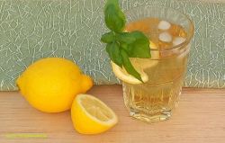 Basilikum-Spritz-mit-Basilikum-und-Zitrone