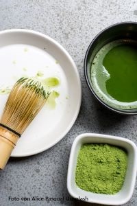 Matcha-Schale, Matcha-Besen und Matcha-Pulver Matcha-Tee-Foto-von-Alice-Pasqual-auf-Unsplash9oPgi2VDCSdkP