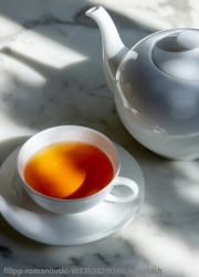 Schwarztee-in-weisser-Tasse