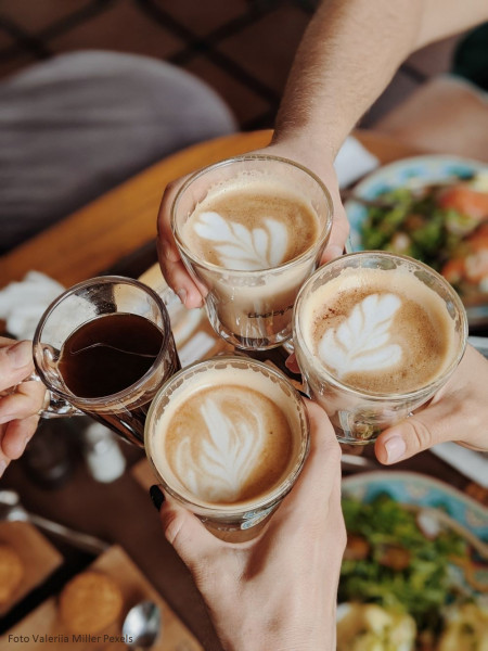 Haende-mit-gef-llten-Kaffeeglaesern