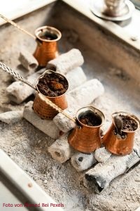Tuerkische-Mokkakaennchen-in-heissem-Kohlebecken